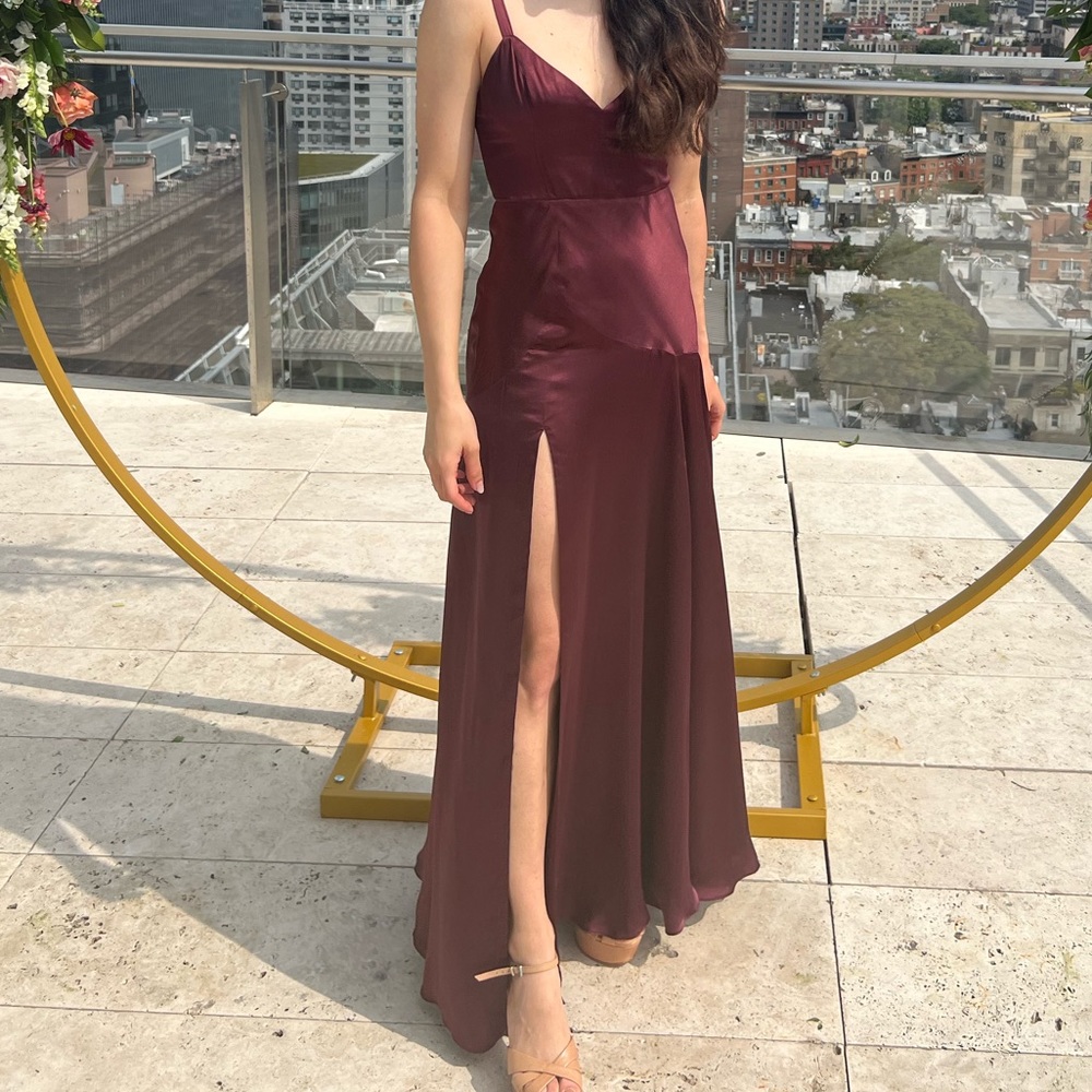 Fame and Partners V neck gown in Wine front slit Sz 0